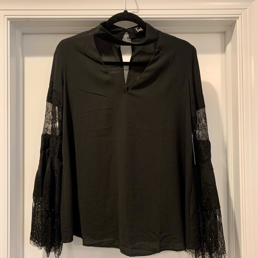 NWT Black Lulu’s blouse with lace sleeves in size medium
